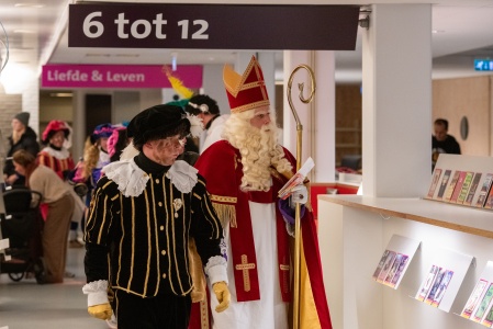 2025-11-23 Sint leest voor-69